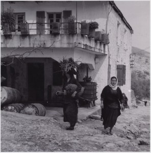 Η-γωνία-του-Μπουμπιεμένου-καφενείο-Καρυά-1958-0011