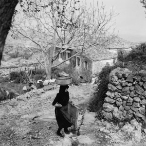 Καρυά-Λευκάδος-1958-στην-επάνω-βρύση.