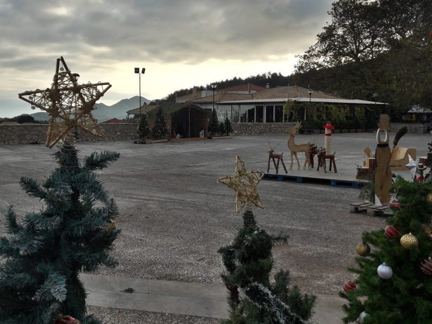 Στολισμένη και γιορτινή  η νέα πλατεία&nbsp;Καρυάς.