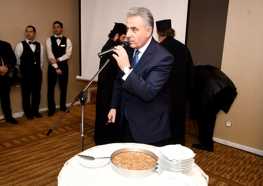 Την παραδοσιακή Λαδόπιτα με τους ετεροδημότες της Λευκάδας στην Αθήνα  έκοψε ο Θανάσης&nbsp;Καββαδάς